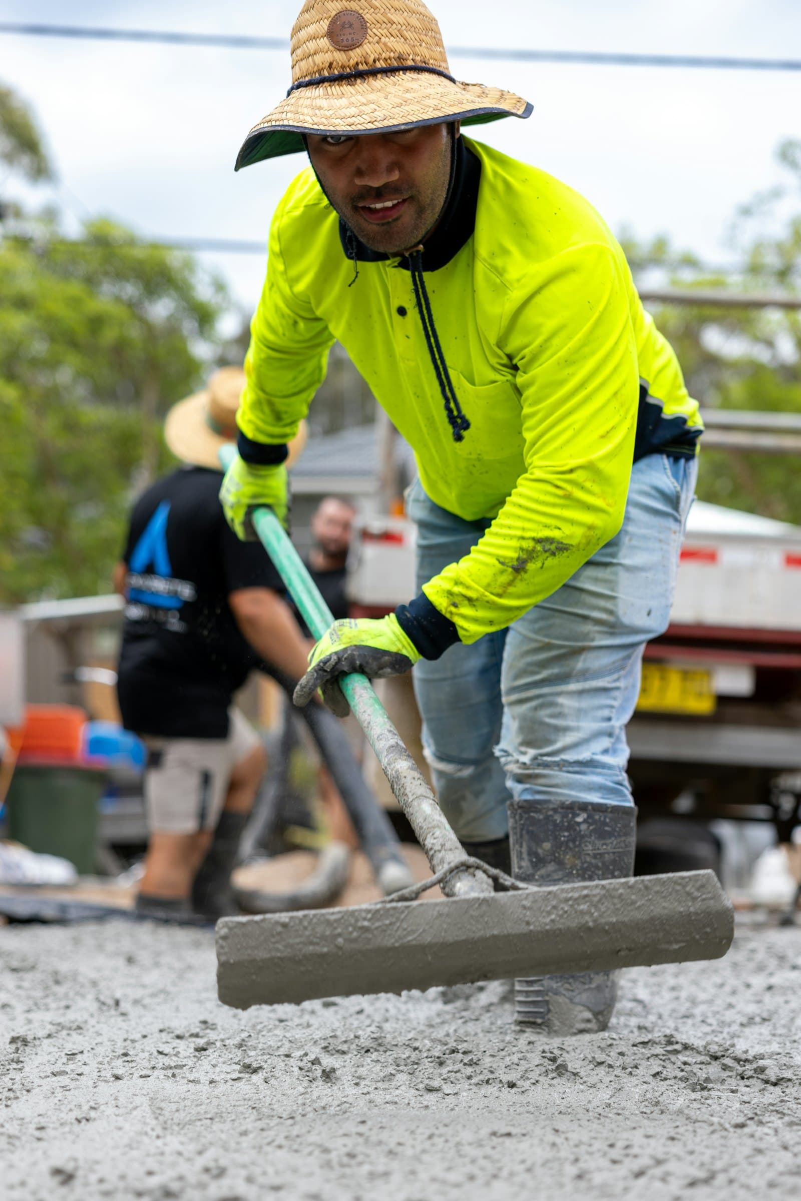 Vakman vlakt natte zandcement met een spaan